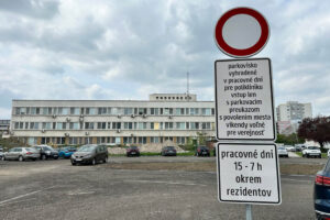Parkovanie na dočasnom parkovisku za poliklinikou
